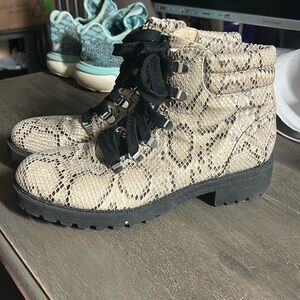 Jelly Pop women’s 9 faux snake print combat boot. Lace up heeled boots